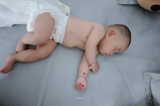 和田两个月宝宝肚子胀气
